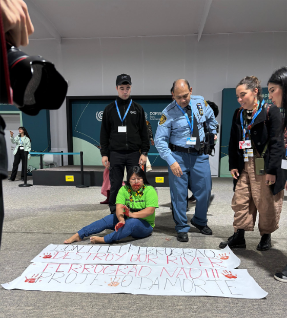 Rio Tapajós empresta voz em manifestação contra Ferrogrão durante COP29, no Azerbaijão