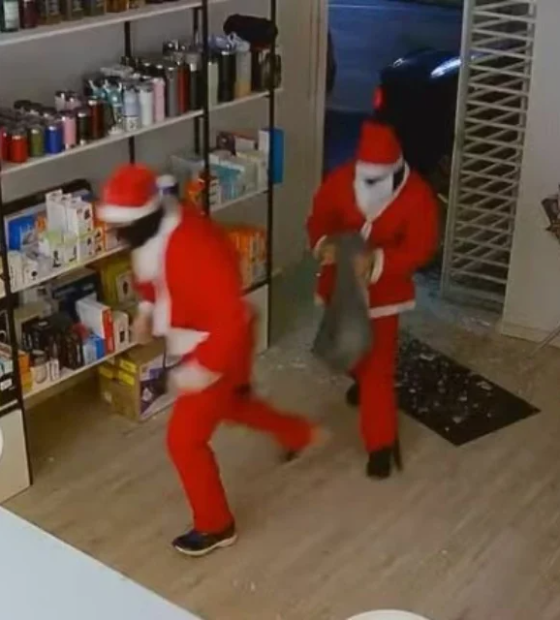 Dupla vestida de Papai Noel invade loja e furta dezenas de produtos eletrônicos