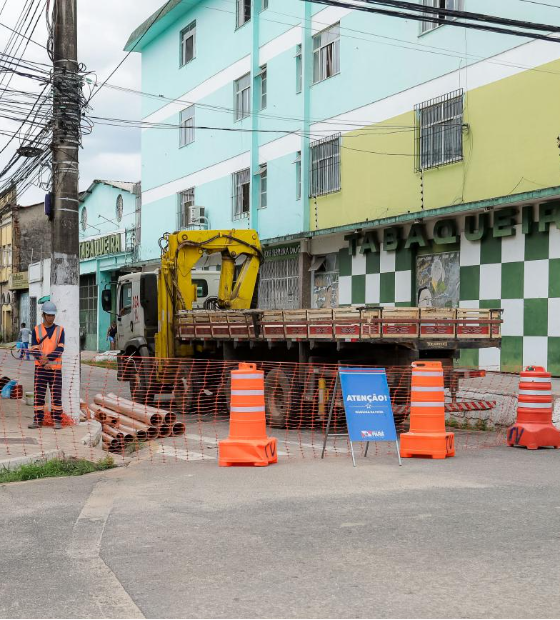 Trânsito na Rua 28 de Setembro é alterado para obras de pavimentação