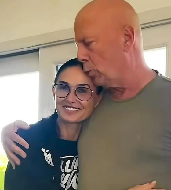 Demi Moore atualiza estado de saúde de Bruce Willis e comenta avanço de demência