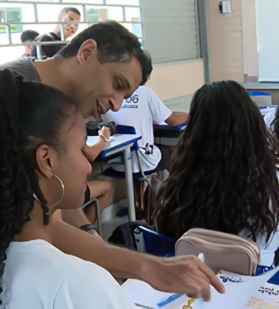 Câmara aprova projeto que restringe uso de celular em escolas