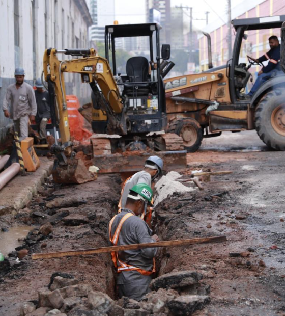 Trânsito na Rua Bernal do Couto, em Belém, tem trecho alterado para avanço de obra de saneamento