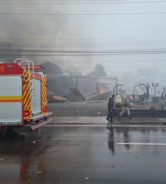 Avião de pequeno porte cai em Gramado, provoca destruição e mata todos os ocupantes