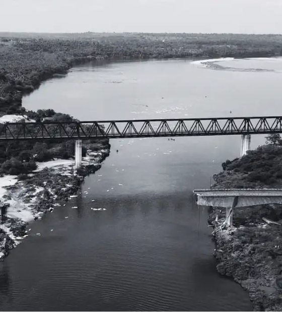 Resgatado corpo em cabine de caminhão submerso após queda de ponte