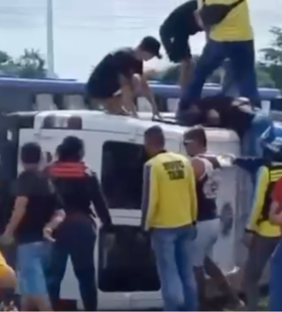 Van capota em Icoaraci, região metropolitana de Belém