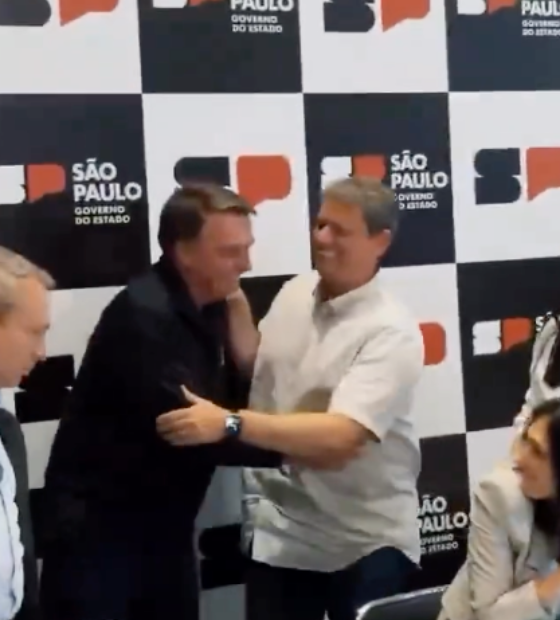  Bolsonaro aparece 'de surpresa' em reunião de Tarcísio com prefeitos sobre enchentes