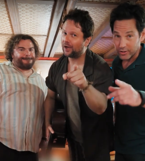 Selton Mello canta ao lado de Jack Black e Paul Rudd nos bastidores de 'Anaconda'