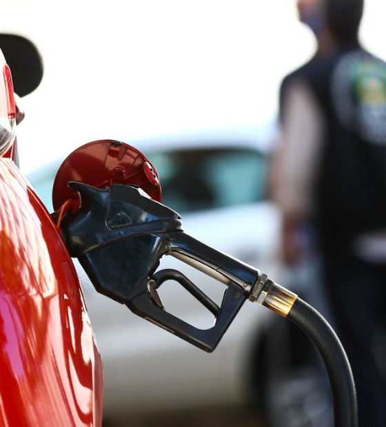 Com queda do petróleo, gasolina e diesel ficam mais caros no Brasil do que fora do país