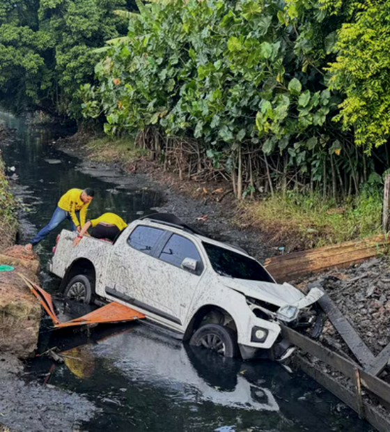 Picape cai em canal na avenida Bernardo Sayão, em Belém, e motorista fica ferido