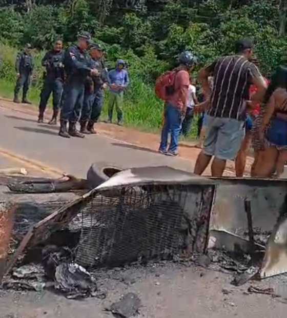 Manifestantes bloqueiam PA-136, em Santa Bárbara do Pará, por melhorias no transporte público