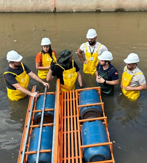 Prefeito se enfia em canal de Belém para ensinar à população como lidar o com lixo