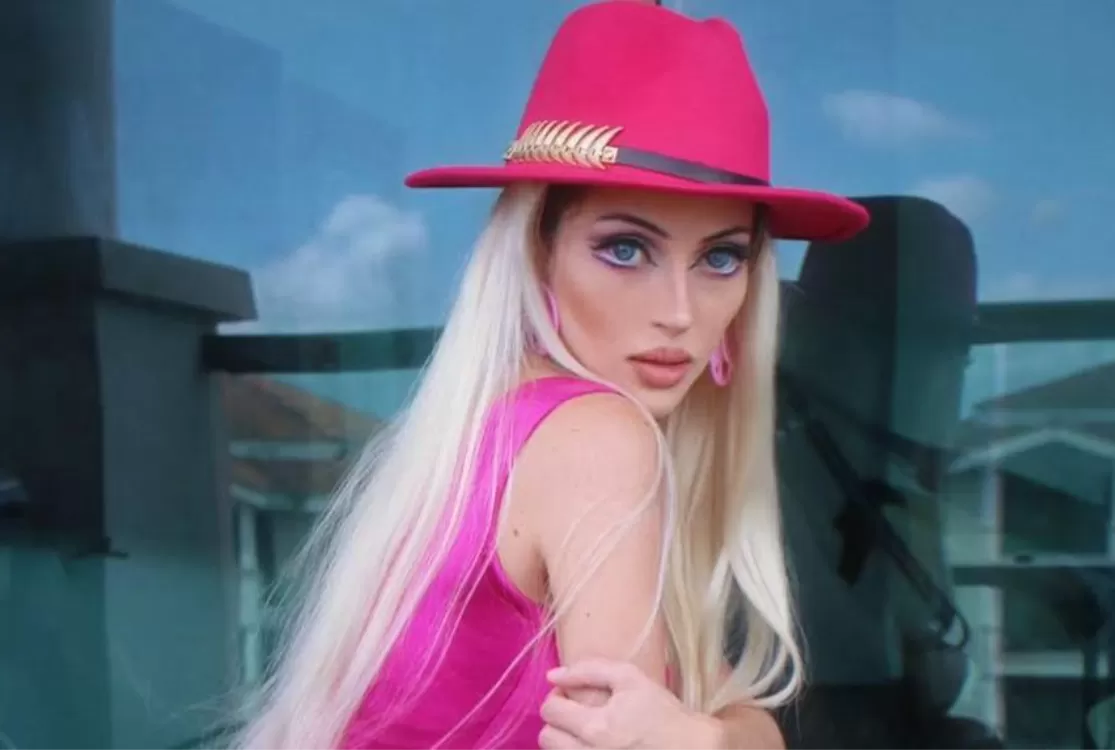 Influenciadora conhecida como 'Barbie humana' é encontrada morta em casa