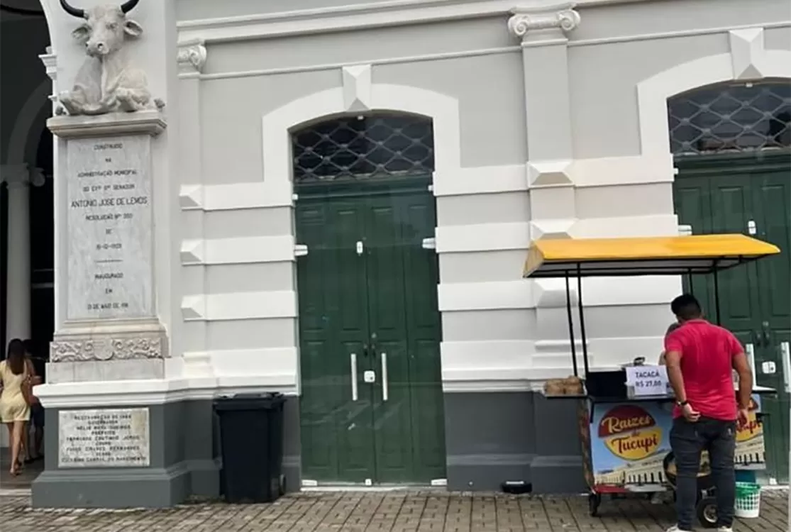 Sem água, mas com goteiras e ambulante, o retrato das 