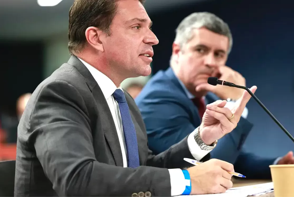 Moraes determina prisão de Ramagem após deputado ser visto em Miami