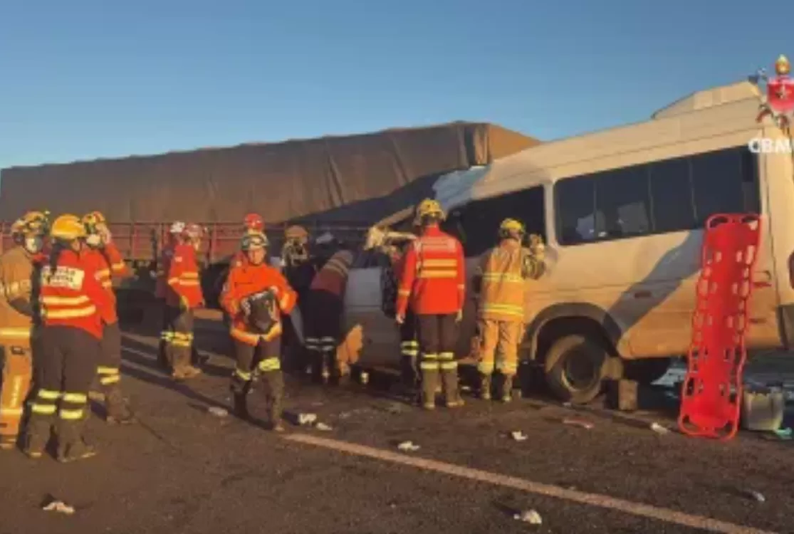 Acidente entre caminhão e van causa cinco mortes no Distrito Federal