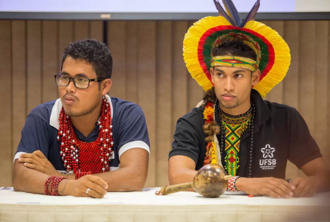 Instituição oferece bolsa de estudos para estudantes negros e indígenas no exterior