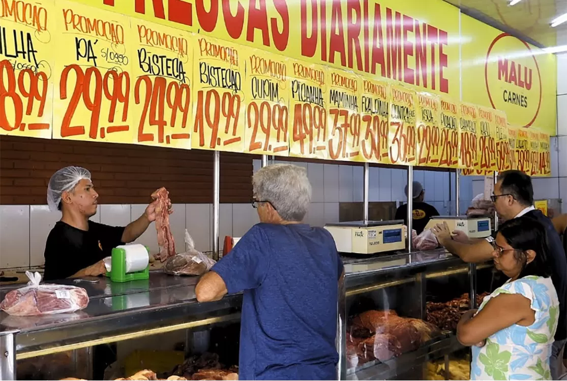 Cesta básica dispara, crédito explode e brasileiro passa a bancar sobrevivência