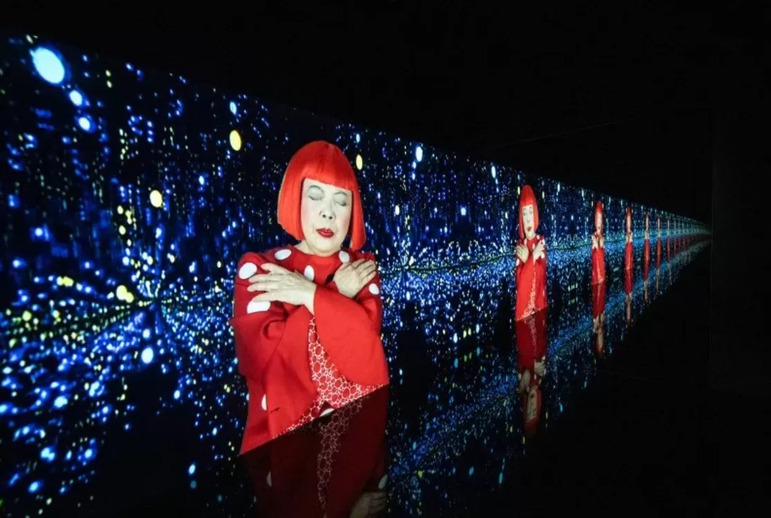 Yayoi Kusama, ícone da arte japonesa, morre aos 97 anos, em Tóquio