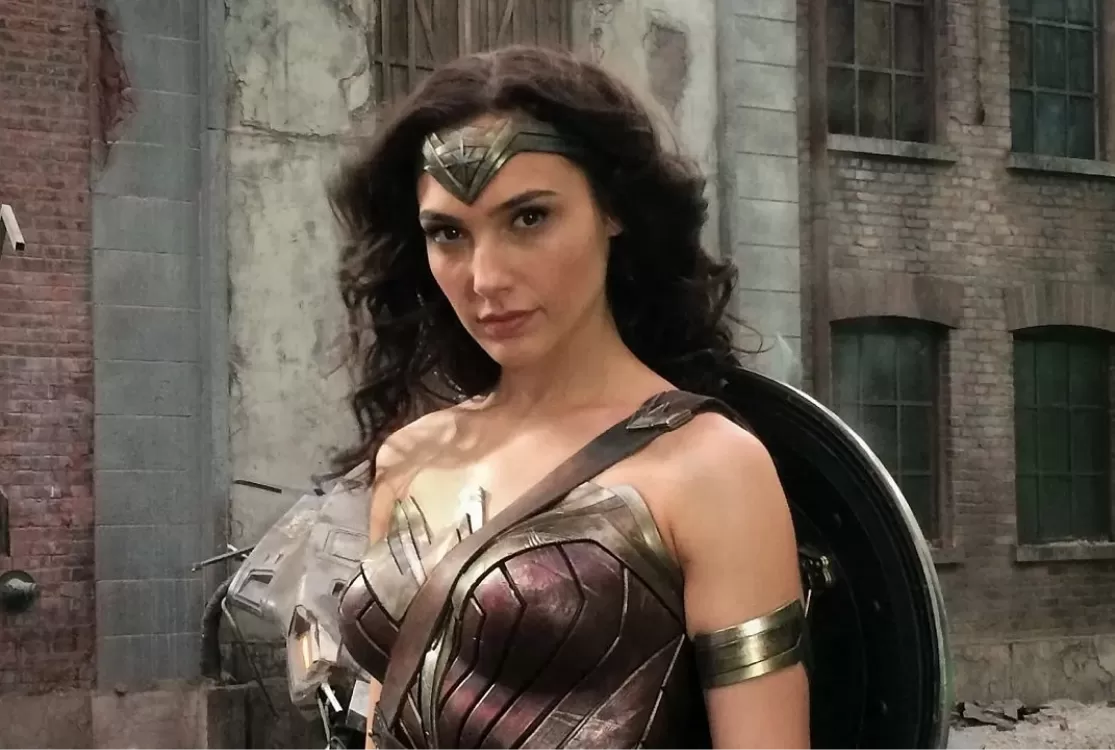 Gal Gadot descarta retorno como Mulher-Maravilha e critica 'falta de elegância' na DC