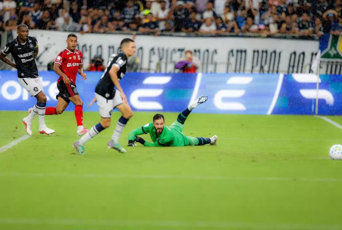 Flamengo sofre, mas vence o Remo, ultrapassa Palmeiras e lidera o Brasileirão
