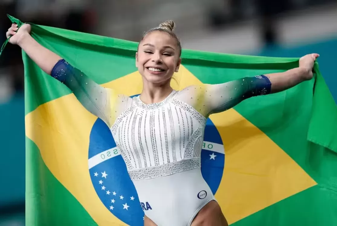 Flávia Saraiva é campeã nas paralelas assimétricas da Copa do Mundo na Hungria