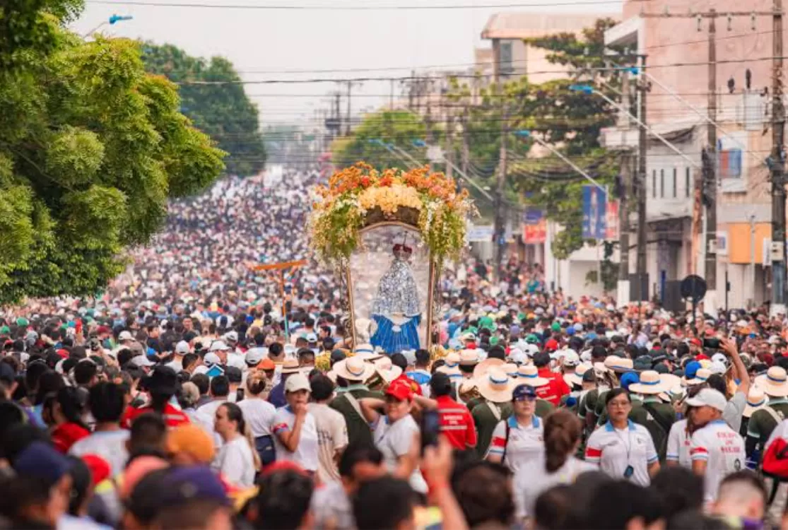 Calor exige cuidados redobrados de romeiros durante as procissões do Círio