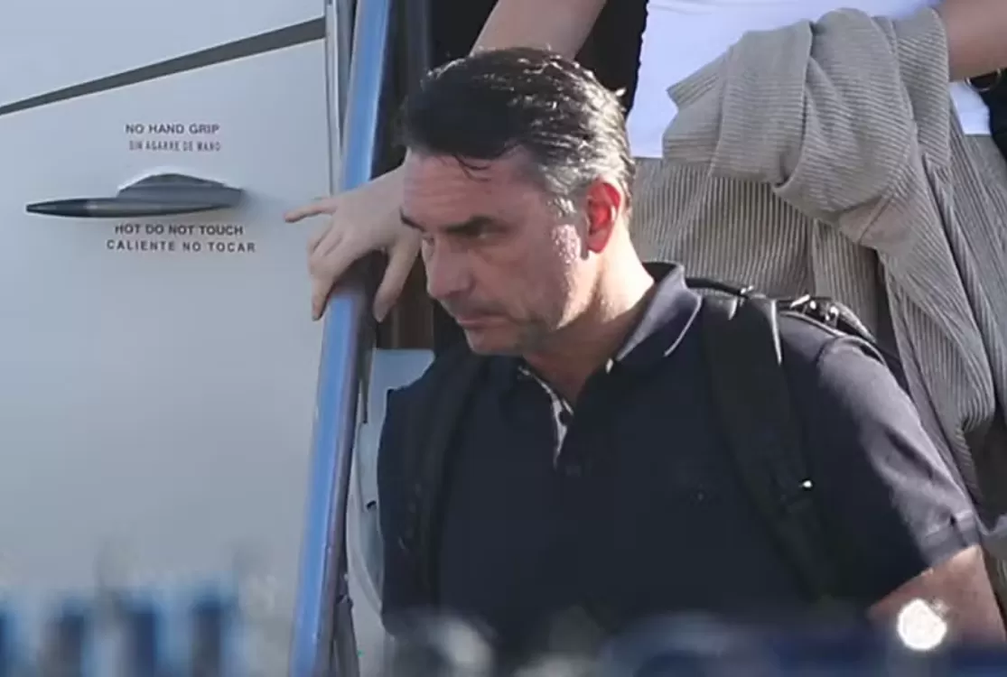 Carros camuflados, jatos, ajuda dos EUA: Clarín detalha fuga de Flávio Bolsonaro